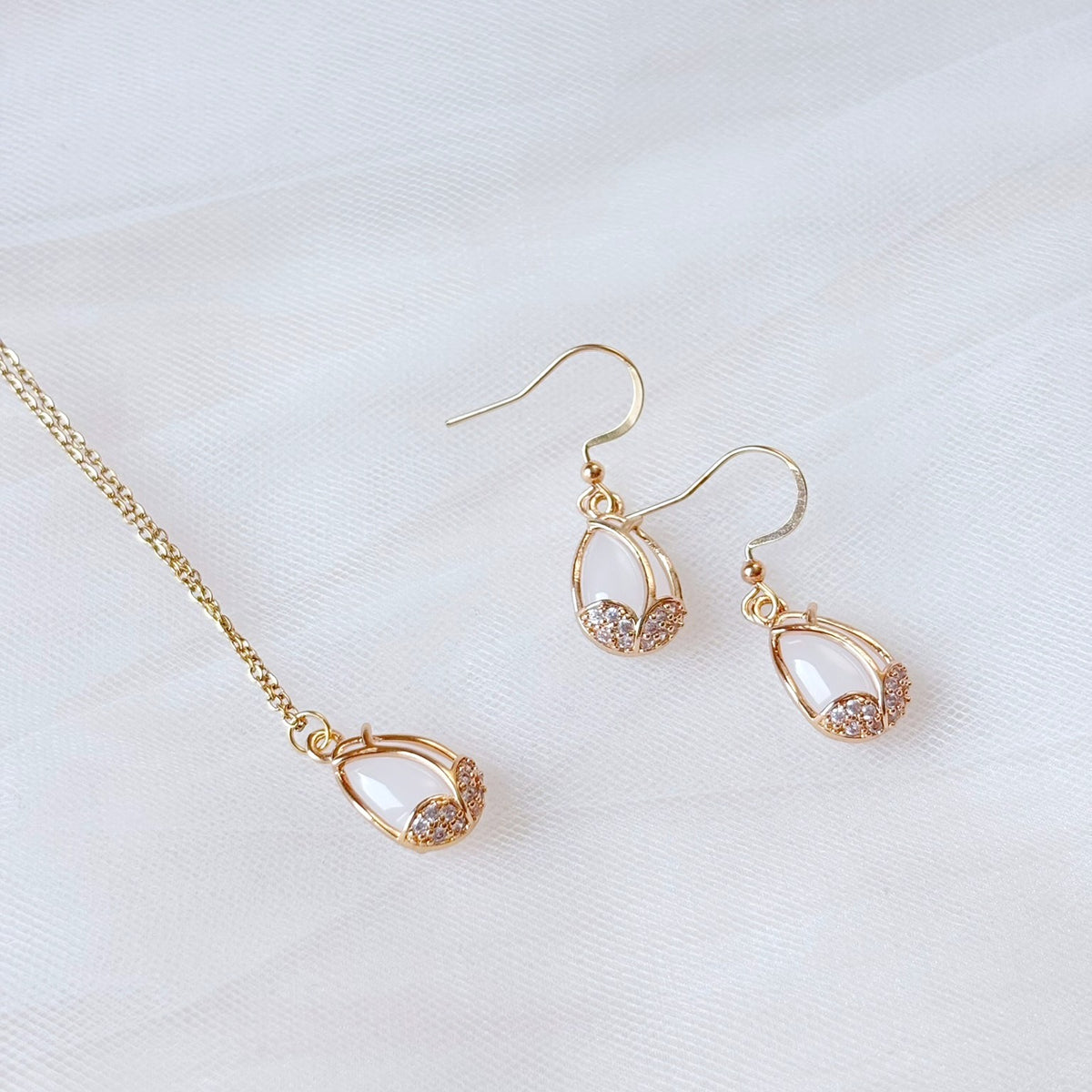 Boucles d’oreilles raffinées avec pierre imitation opale aux reflets doux