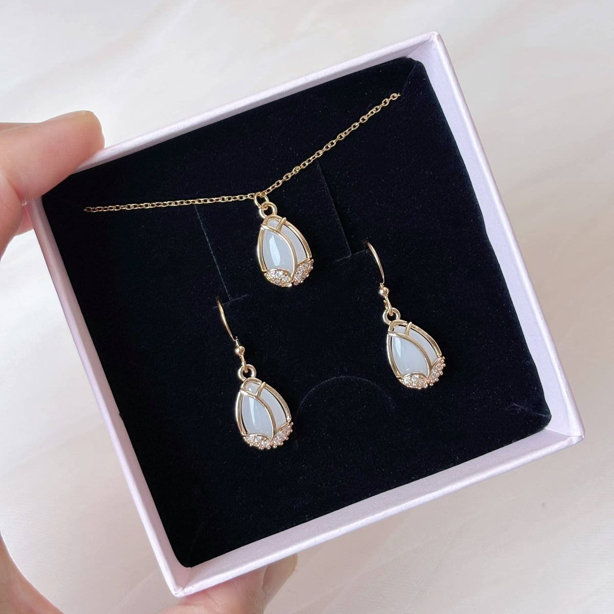 Boucles d’oreilles pendantes tulipe dorée pour invitée de mariage