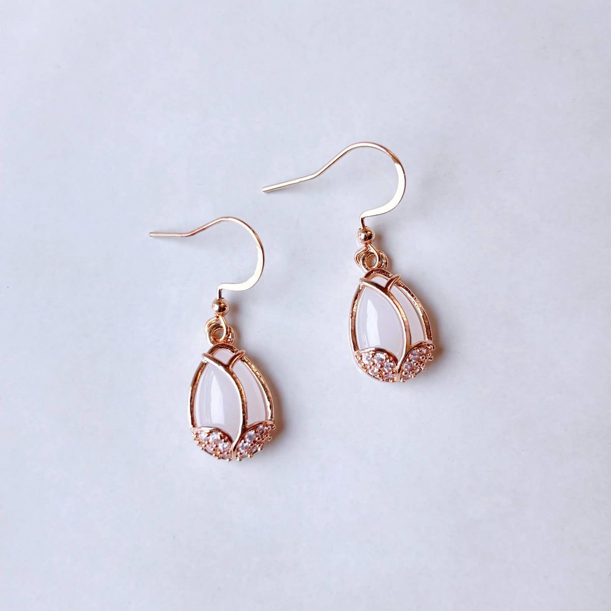 Boucles tulipe dorées élégantes pour une tenue de printemps