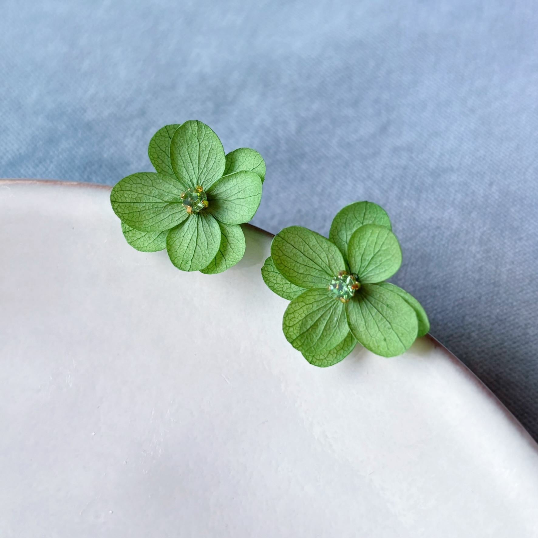 Bijoux mariage bohème chic vert, puces d’oreilles fleurs stabilisées