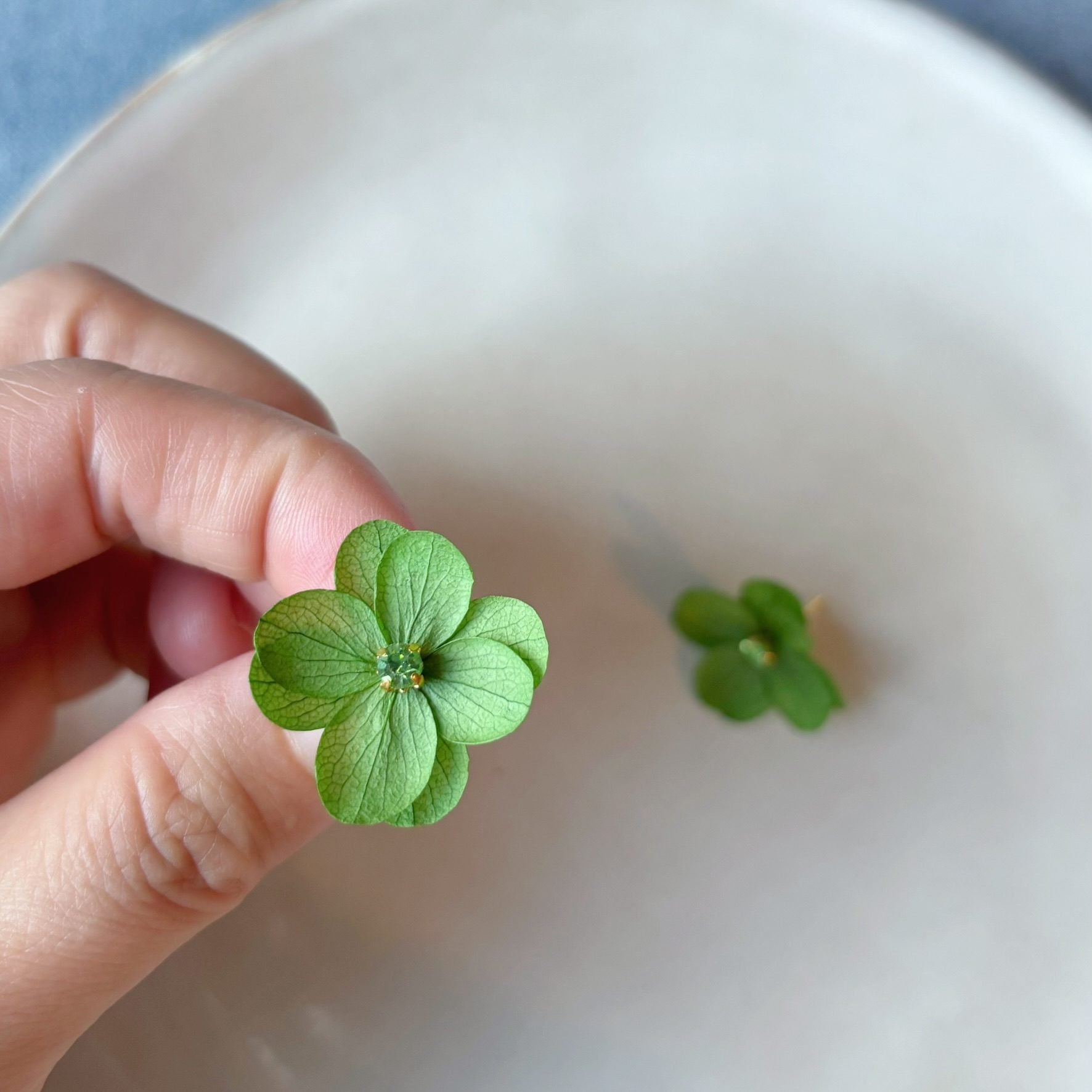 Puces d’oreilles fleurs stabilisées vert pour mariage forêt ou montagne