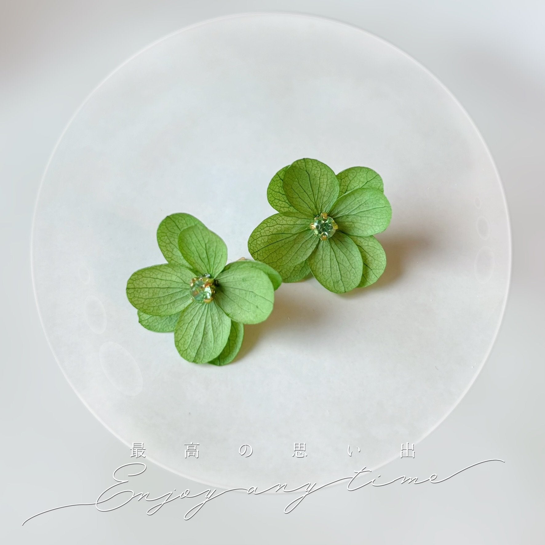 Boucles d’oreilles mariage jardin, fleurs stabilisées vert et cristal