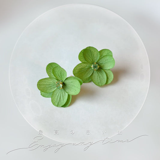 Boucles d’oreilles mariage jardin, fleurs stabilisées vert et cristal