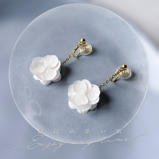 Boucles d'oreilles à clips pour oreille non percée, idéales pour ajouter une touche florale à votre tenue de mariage.