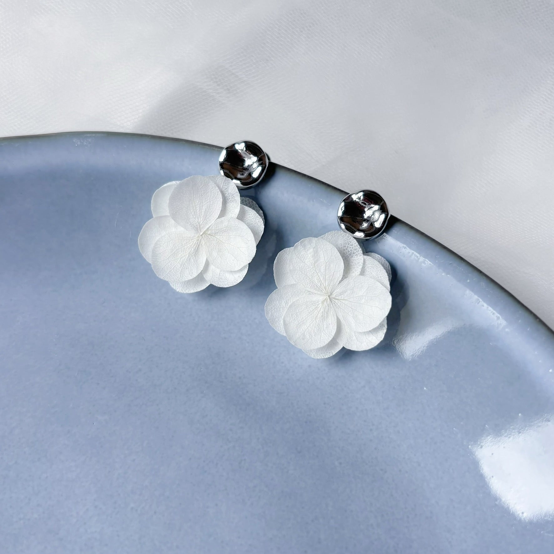 Parure de bijoux mariage en fleurs stabilisée, poétique et chic