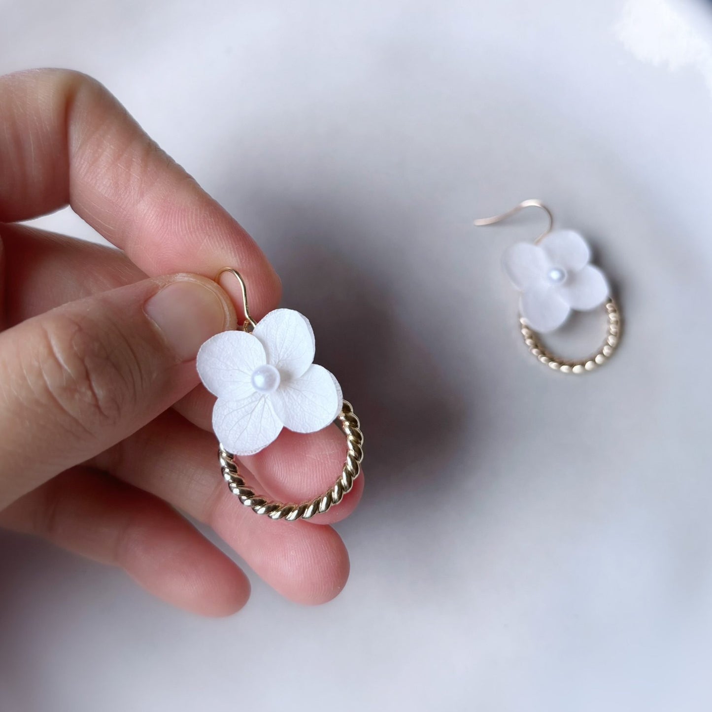 Bijoux pour mariée en hortensias stabilisés, boucles d’oreilles florales faites main