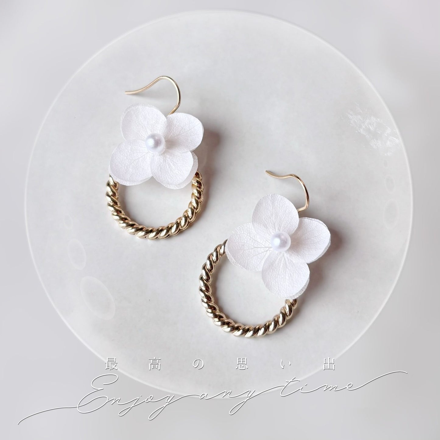 Bijoux mariage en fleurs stabilisées blanches, style poétique et bohème chic