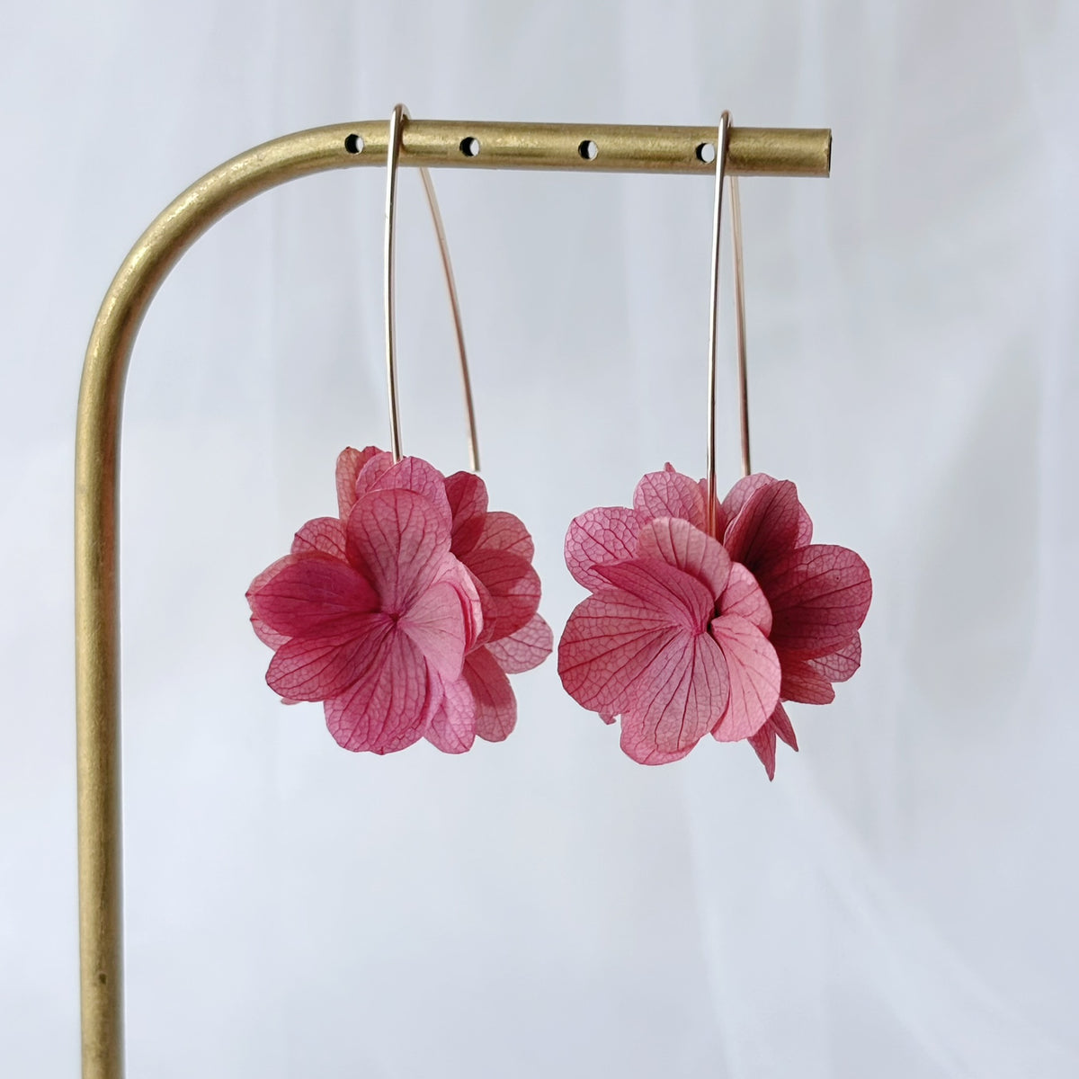Boucles d'oreilles mariage vieux rose - Accessoire raffiné en crochet orné de véritables fleurs stabilisées, idéal pour compléter une tenue de mariage.