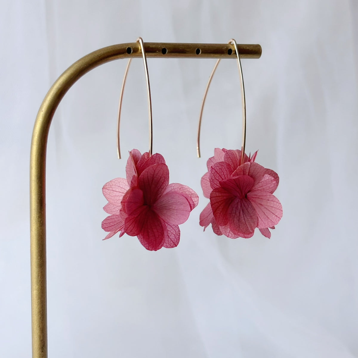 Boucles d’oreilles fleurs stabilisées rose poudré - Bijou artisanal chic pour une touche naturelle et élégante le jour J.