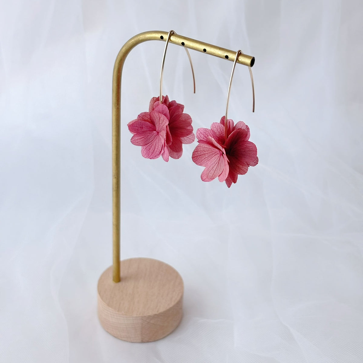 Boucles d’oreilles de mariage vieux rose en crochet doré, ornées de véritables fleurs stabilisées