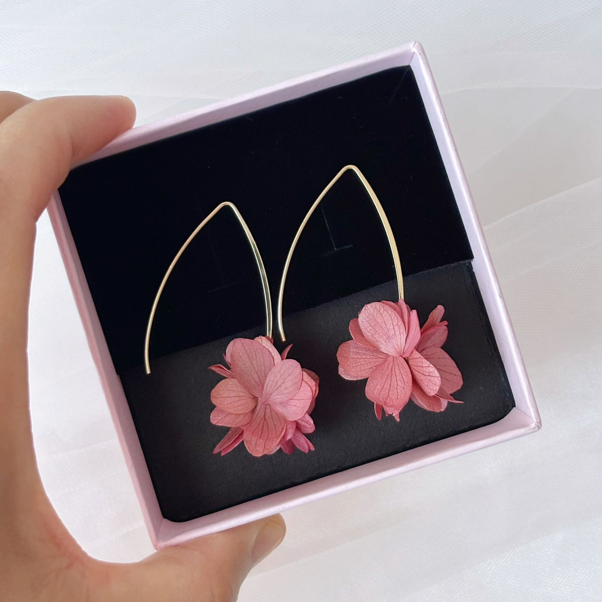 Boucles d’oreilles florales vieux rose avec fleurs stabilisées et délicat crochet doré, pour mariée
