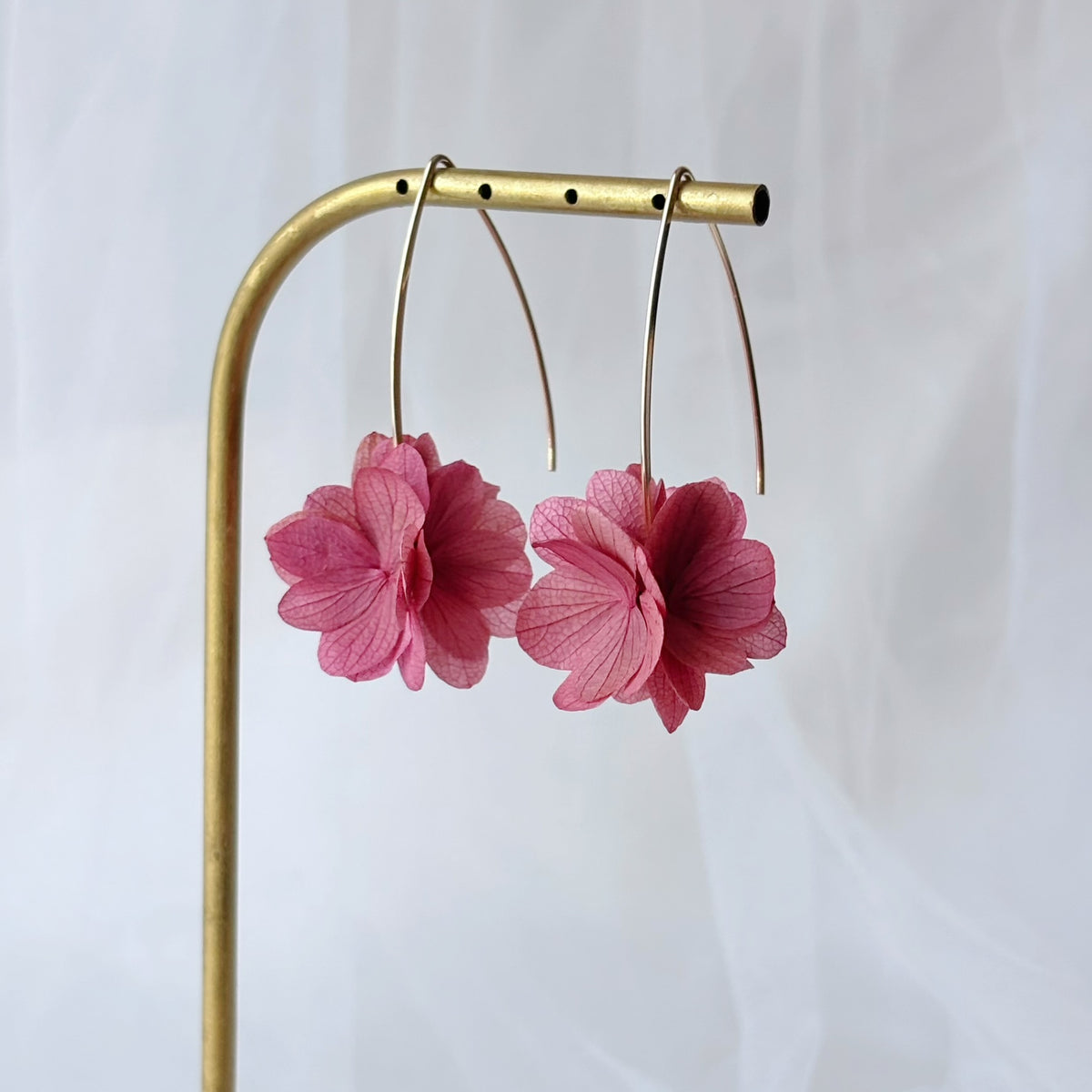 Bijou d’oreille raffiné vieux rose avec véritables pétales de fleurs stabilisées et crochet doré
