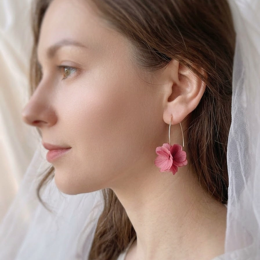 Boucles d’oreilles fleurs stabilisées rose poudré - Bijou artisanal chic pour une touche naturelle et élégante le jour J, création artisanale Hana&Alice