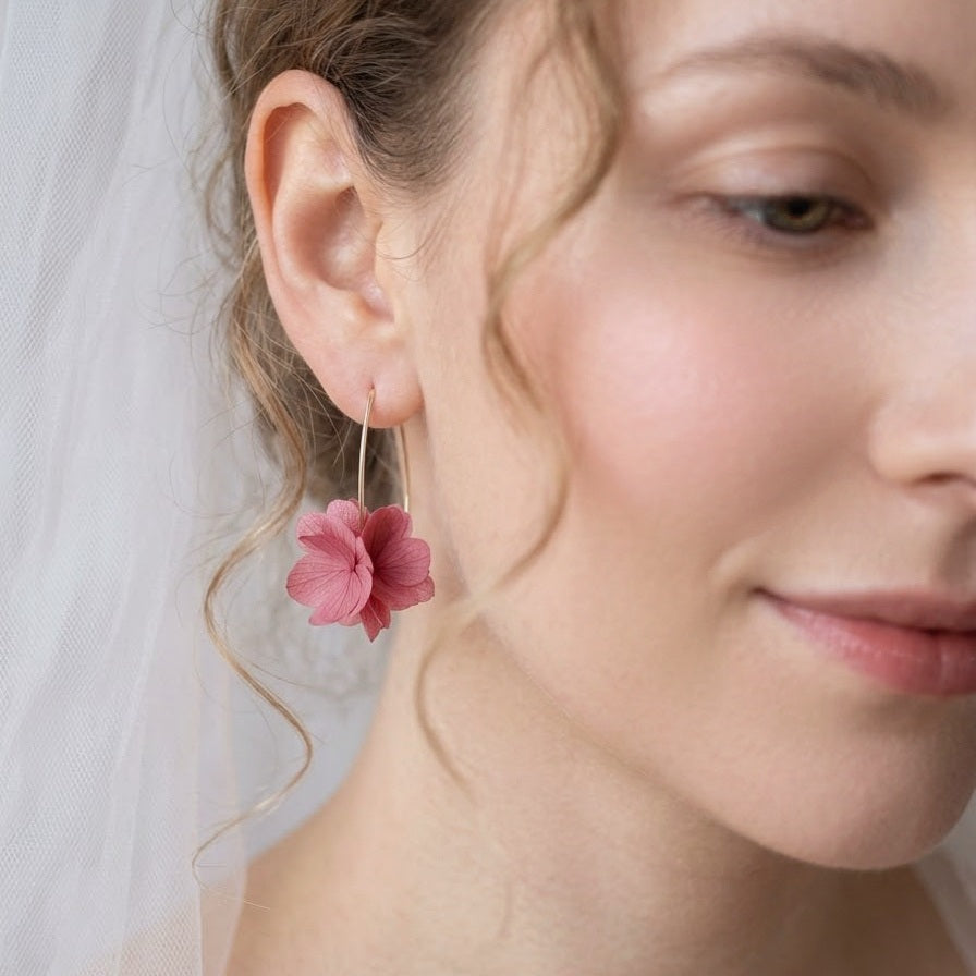 Bijoux mariage rose faits main - Boucles d'oreilles uniques avec hortensias stabilisés vieux rose, créées avec soin par Hana&Alice.
