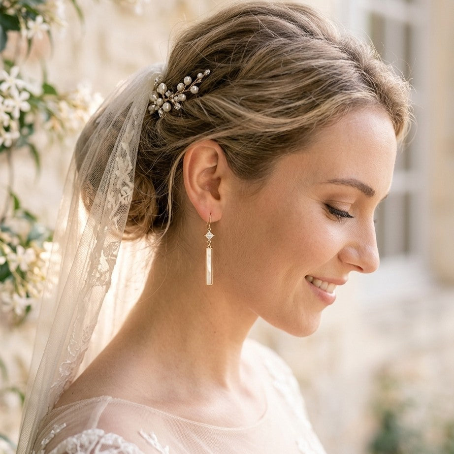 Boucles d’oreilles dorées pour mariée avec cristal et nacre style minimaliste