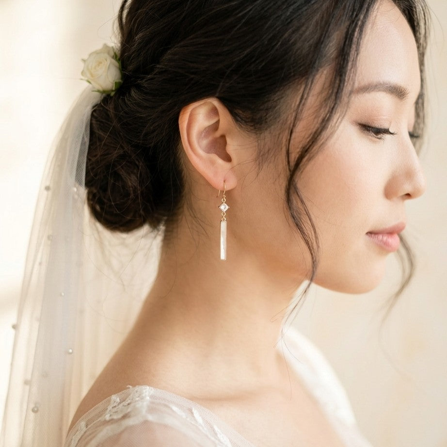 Boucles d’oreilles modernes dorées avec barre nacre design élégant