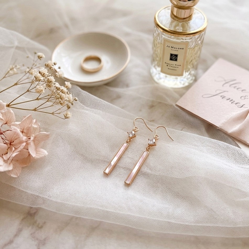 Boucles d’oreilles pendantes dorées élégantes avec barre rectangulaire nacrée