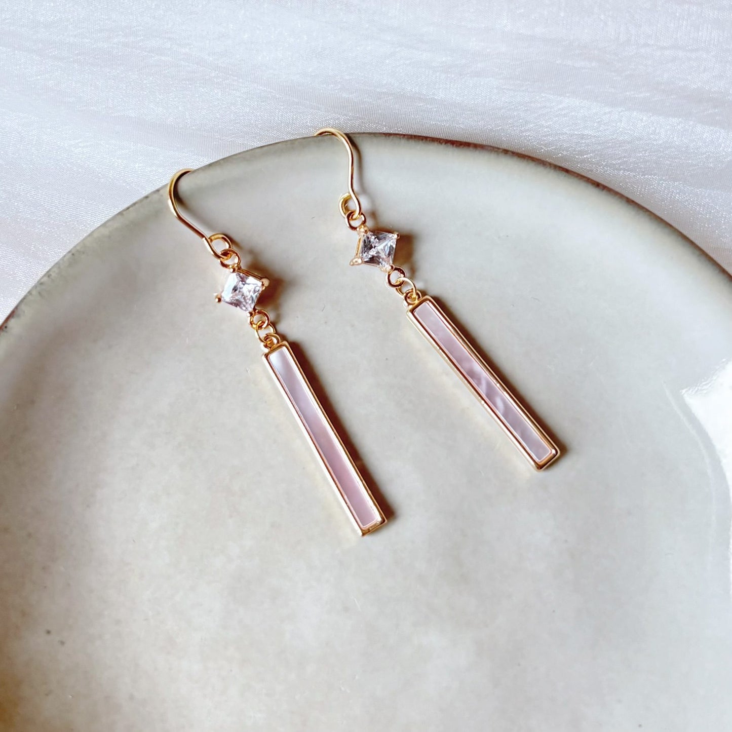 Boucles d’oreilles dorées élégantes avec nacre pour mariage ou soirée