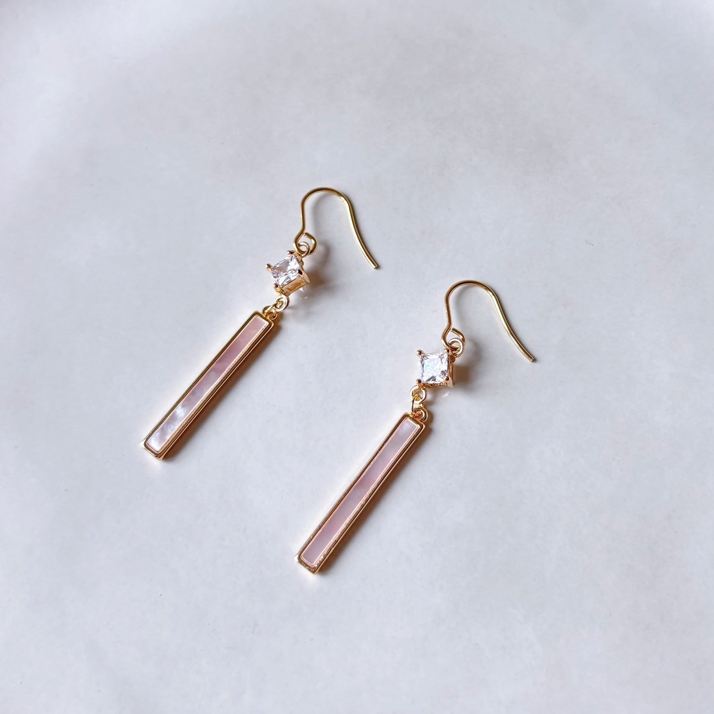 Boucles d’oreilles pendantes nacre et cristal doré pour cérémonie
