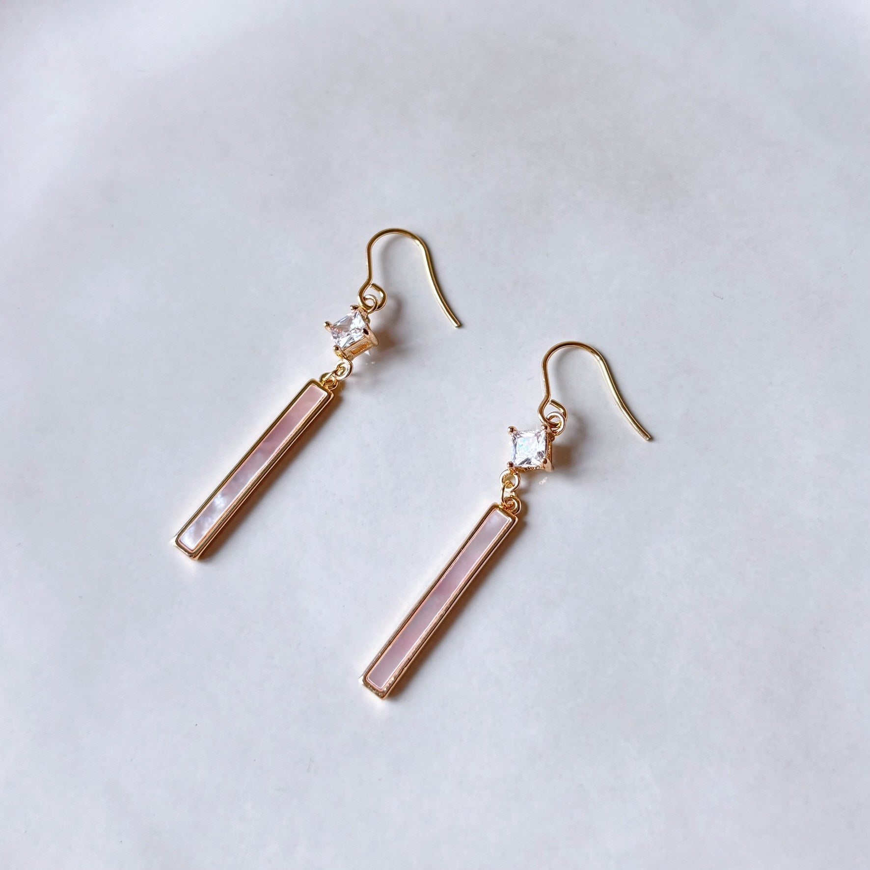 Boucles d’oreilles pendantes nacre et cristal doré pour cérémonie