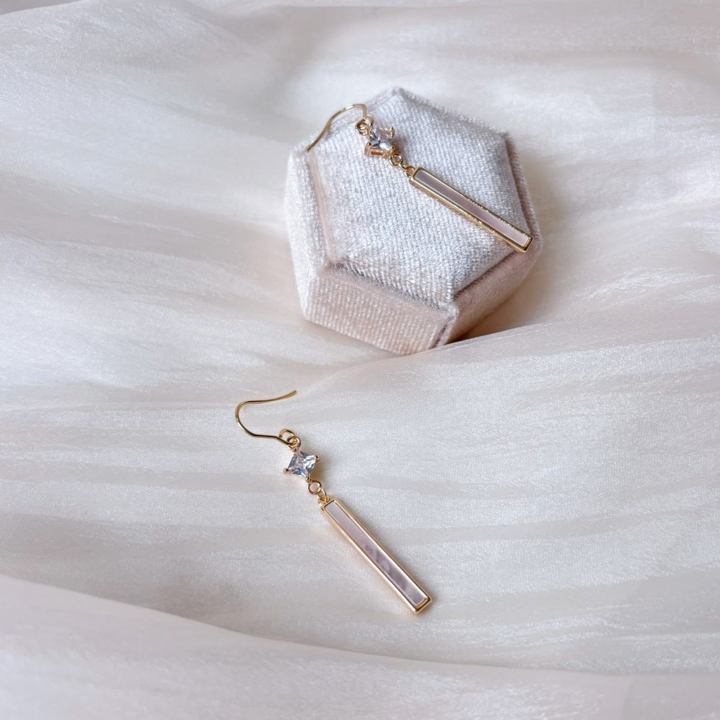 Boucles d’oreilles pendantes minimalistes dorées avec nacre et cristal