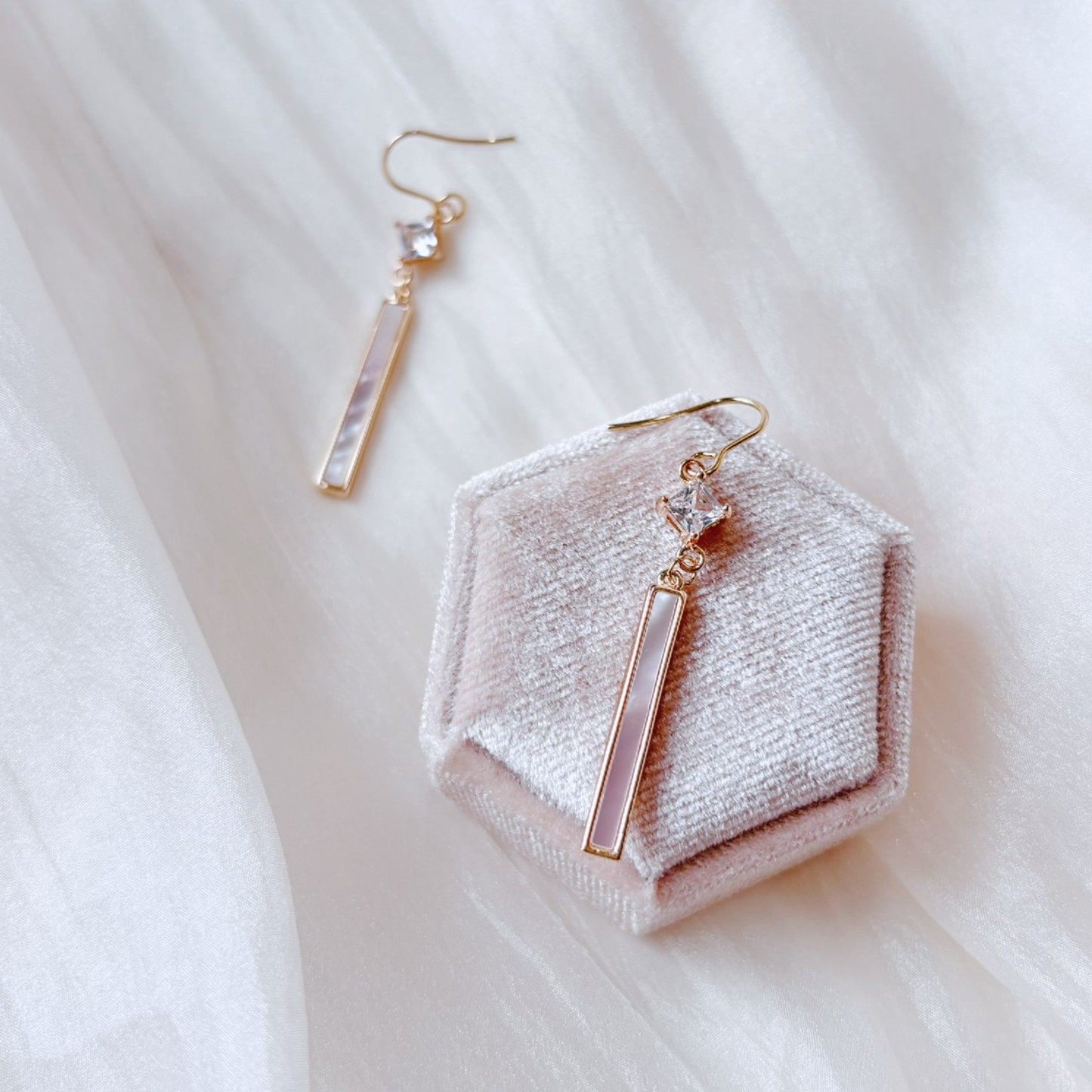 Boucles d’oreilles pendantes élégantes dorées avec nacre pour mariée