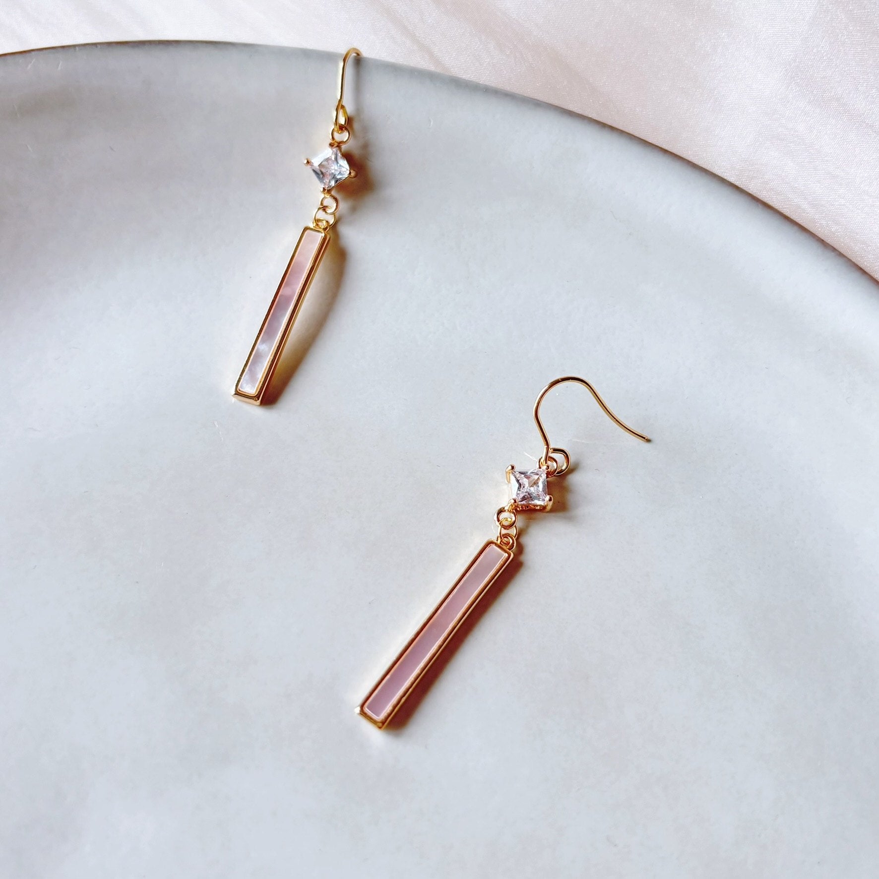 Boucles d’oreilles chic dorées style moderne avec pendentif nacré