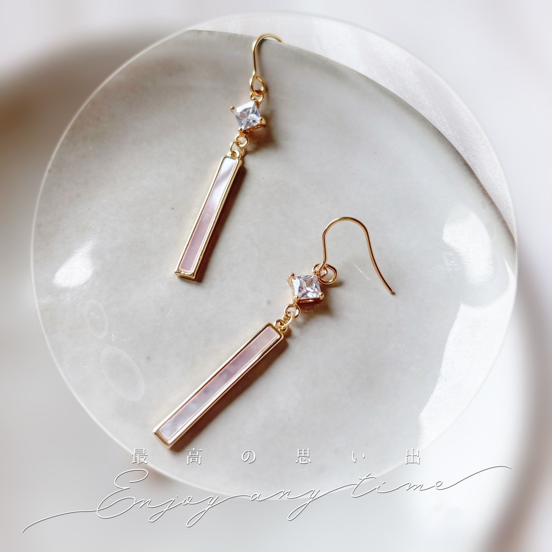 Boucles d’oreilles chic dorées avec cristal carré et pendentif nacré lumineux