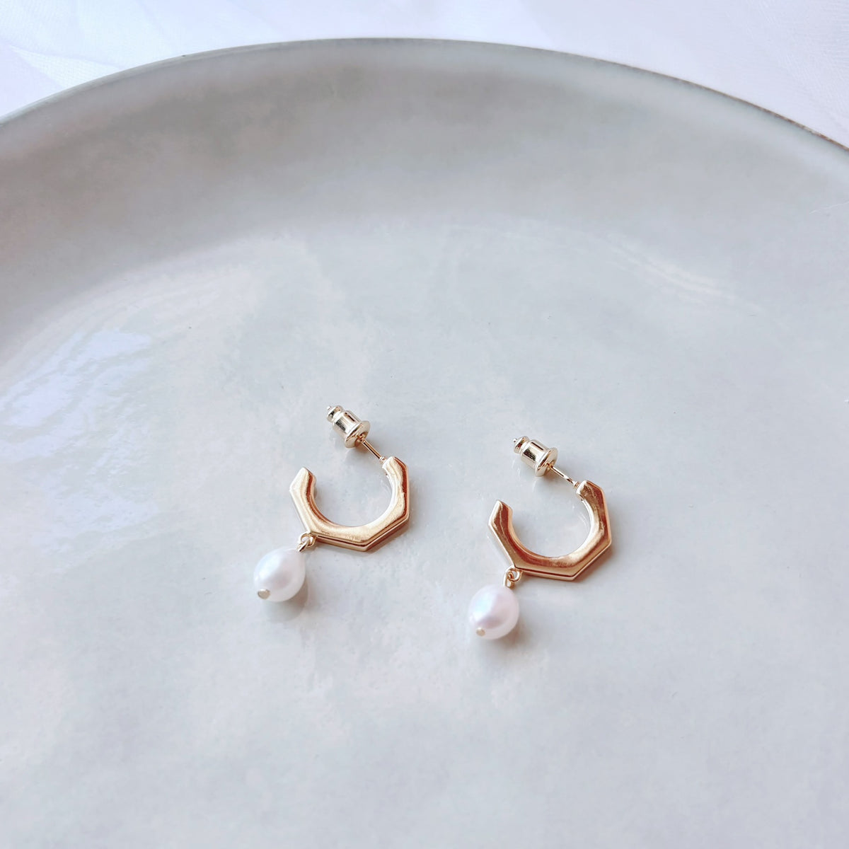 Boucles d’oreilles dorées faites main avec créoles géométriques et perles naturelles