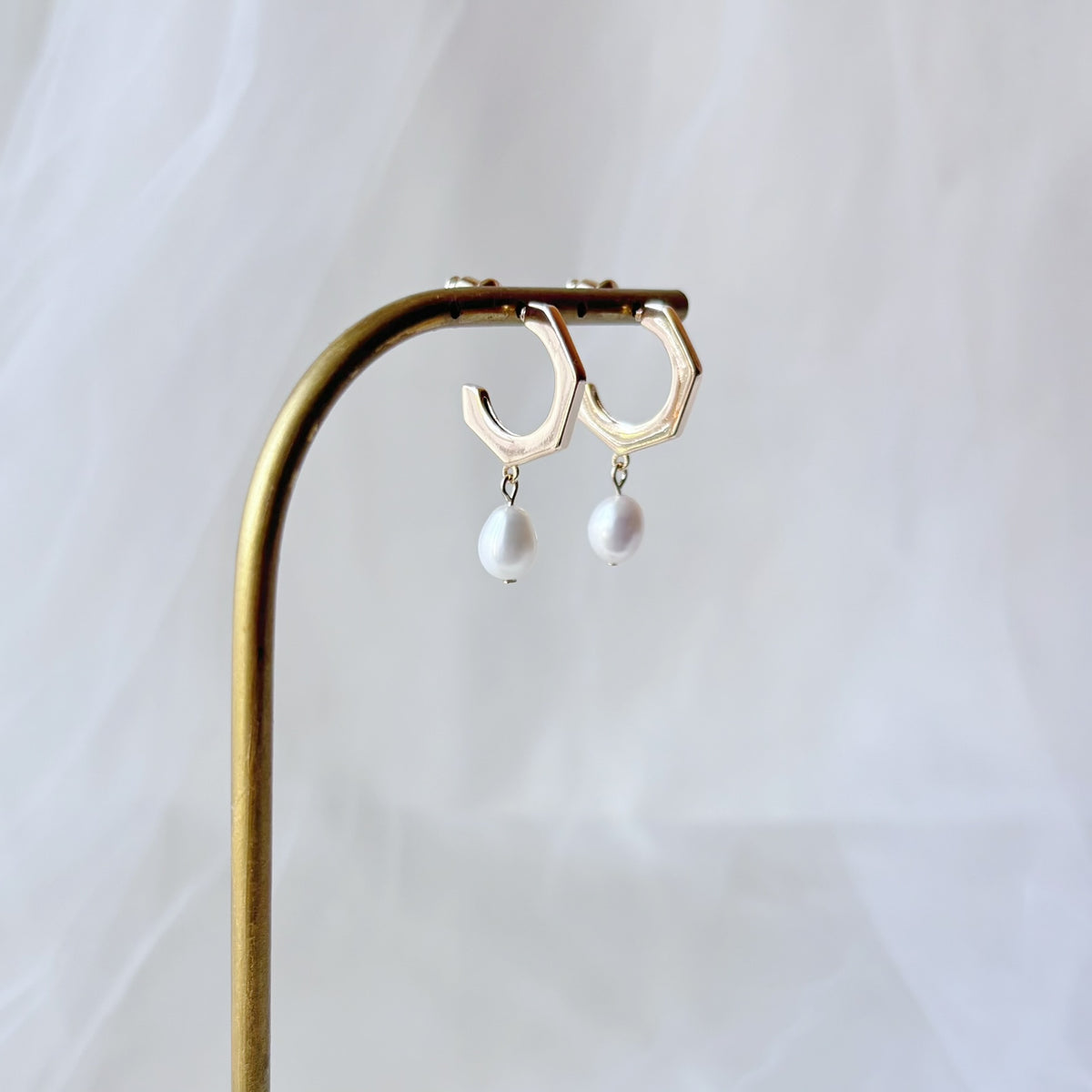 Créoles dorées modernes avec perles goutte naturelles pour tenue de mariage