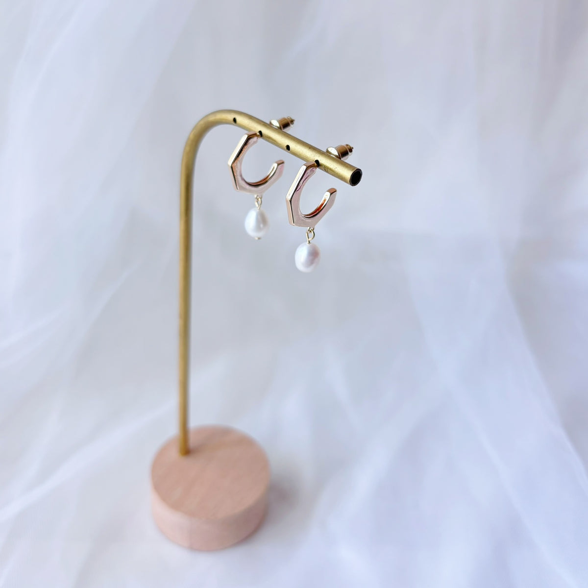 Boucles d’oreilles fines et modernes avec créoles dorées et perles goutte