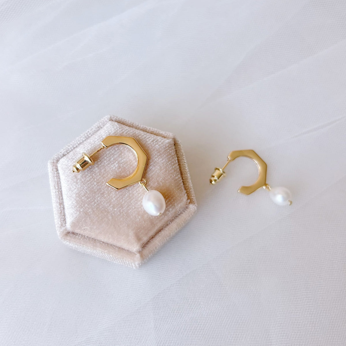Boucles d’oreilles de mariée dorées au design épuré avec perles blanches