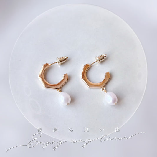 Boucles d’oreilles modernes pour mariée avec créoles dorées et perles d’eau douce
