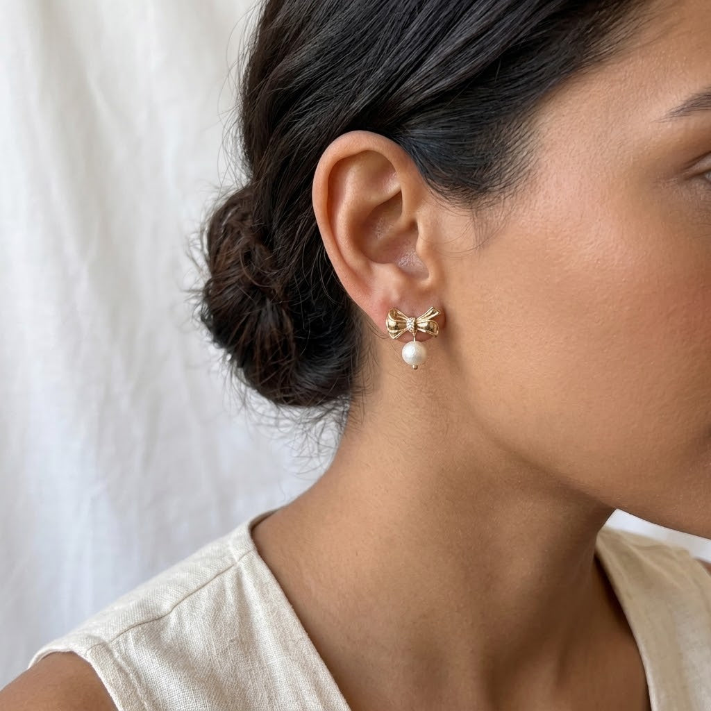 Boucles d’oreilles de cérémonie avec nœud doré et perle ronde texturée