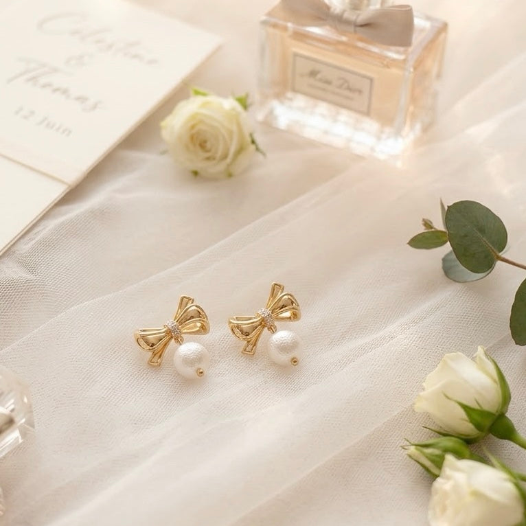 Boucles d’oreilles élégantes avec perle ronde et nœud doré pour occasion spéciale