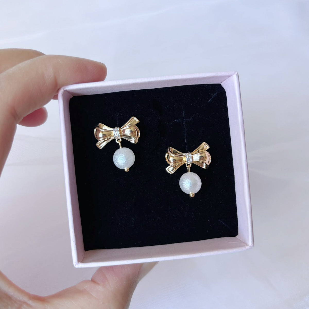 Boucles d’oreilles dorées féminines avec petits zircons et perle texturée