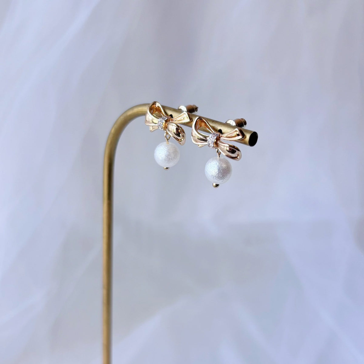 Boucles d’oreilles mariage dorées faites main avec nœud scintillant et perle texturée