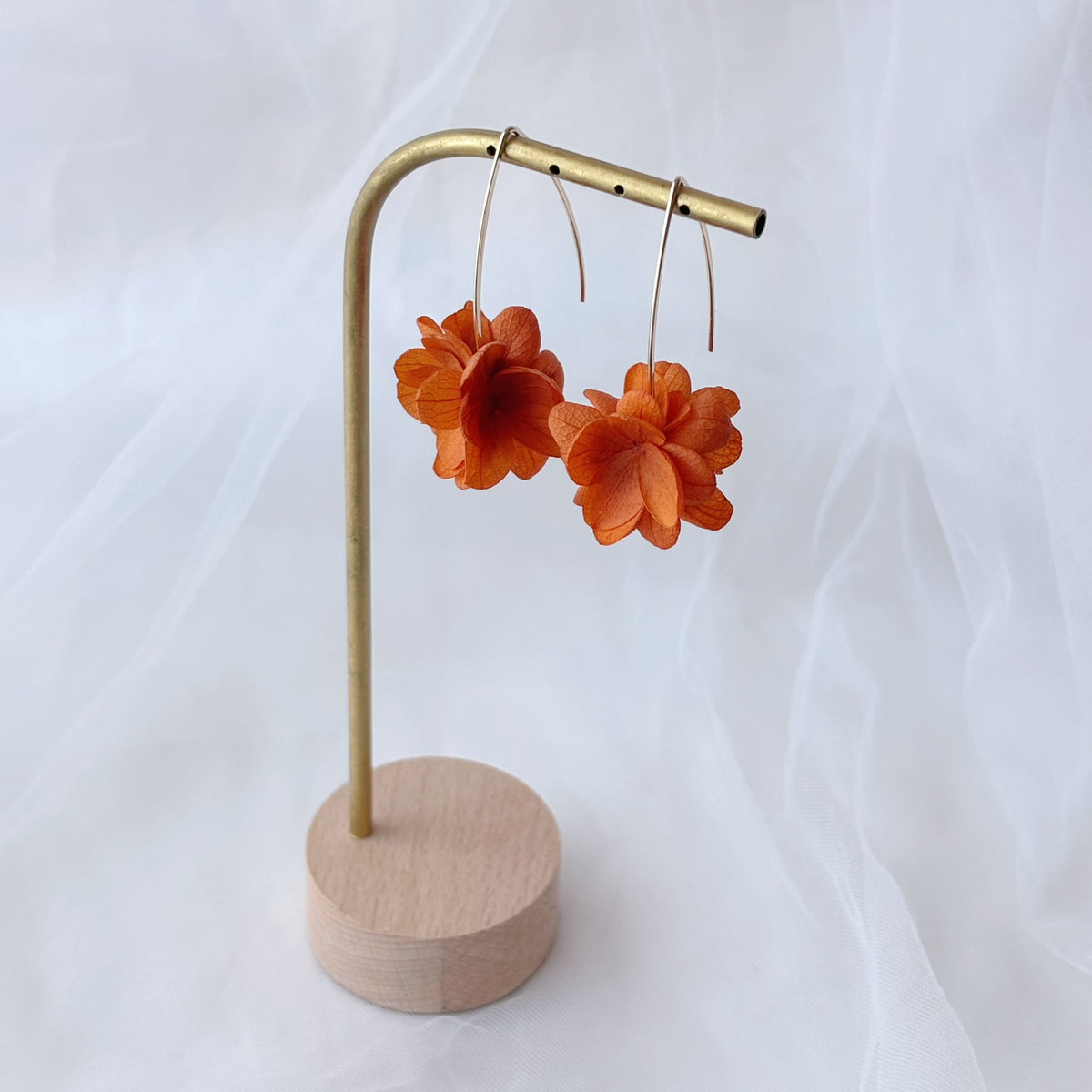 Parure bijoux mariage bohème chic fait main avec boucles d’oreilles SIENNA fleurs stabilisées orange terracotta et crochet dorée