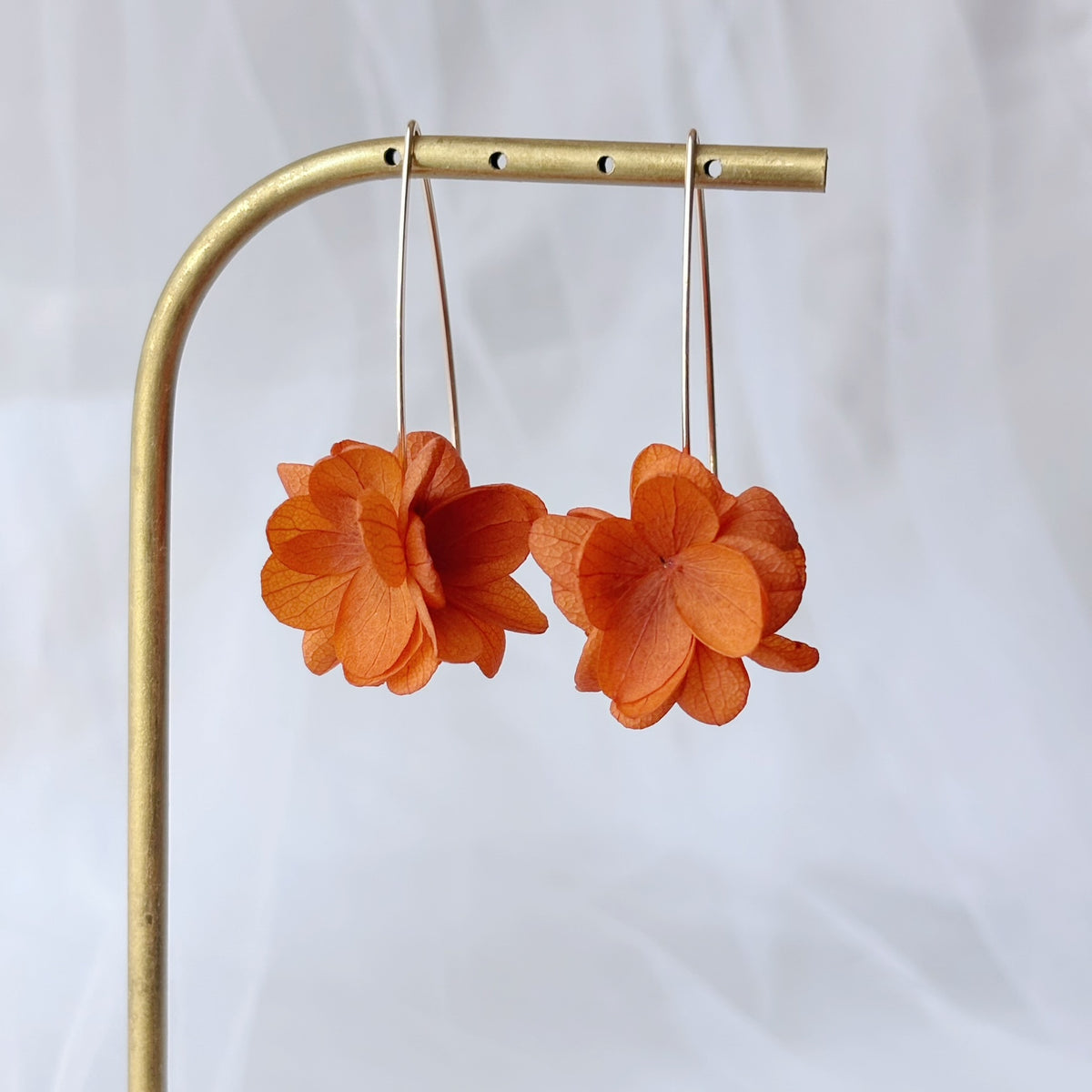 Bijoux mariage fleur stabilisée orange terracotta et crochet dorée, pour mariage champêtre bohème et mariage automnal chaleureux