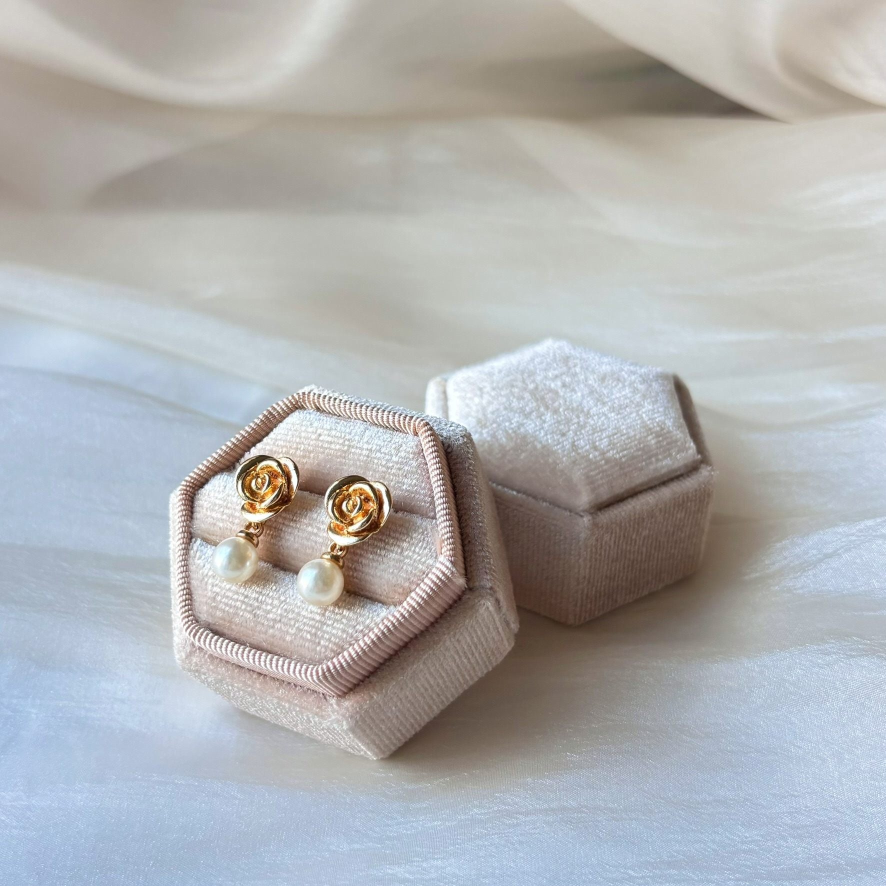 Accessoire bijoux mariage perle et fleur, style bohème chic