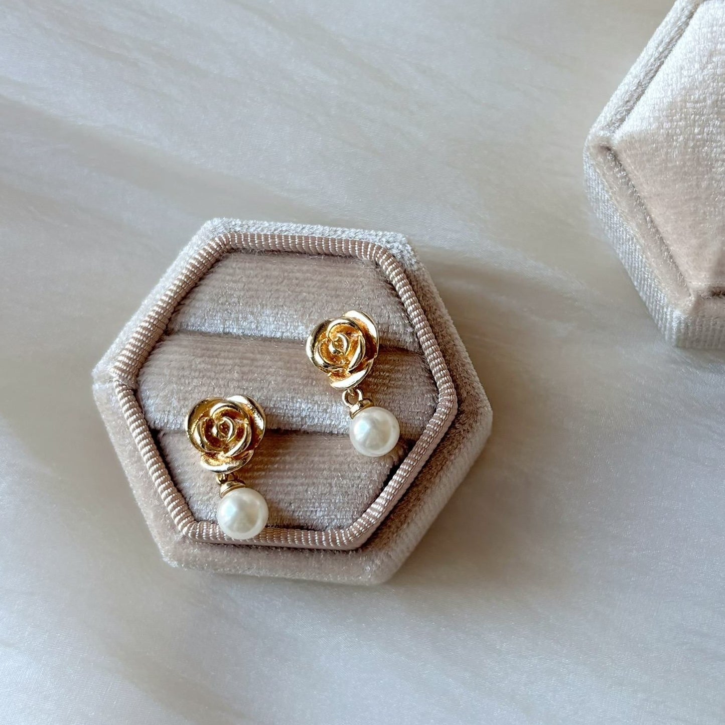 Boucles d’oreilles mariage perle fait main, design floral Hana&Alice