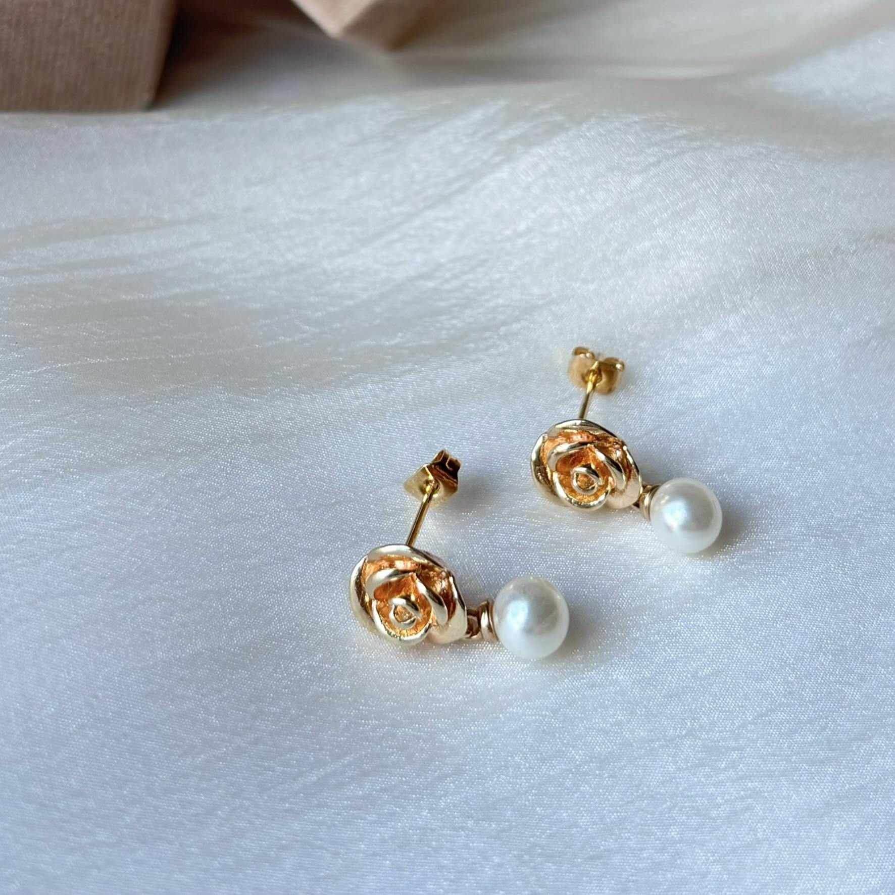 Boucles d’oreilles mariage chic, fleur délicate et perle blanche