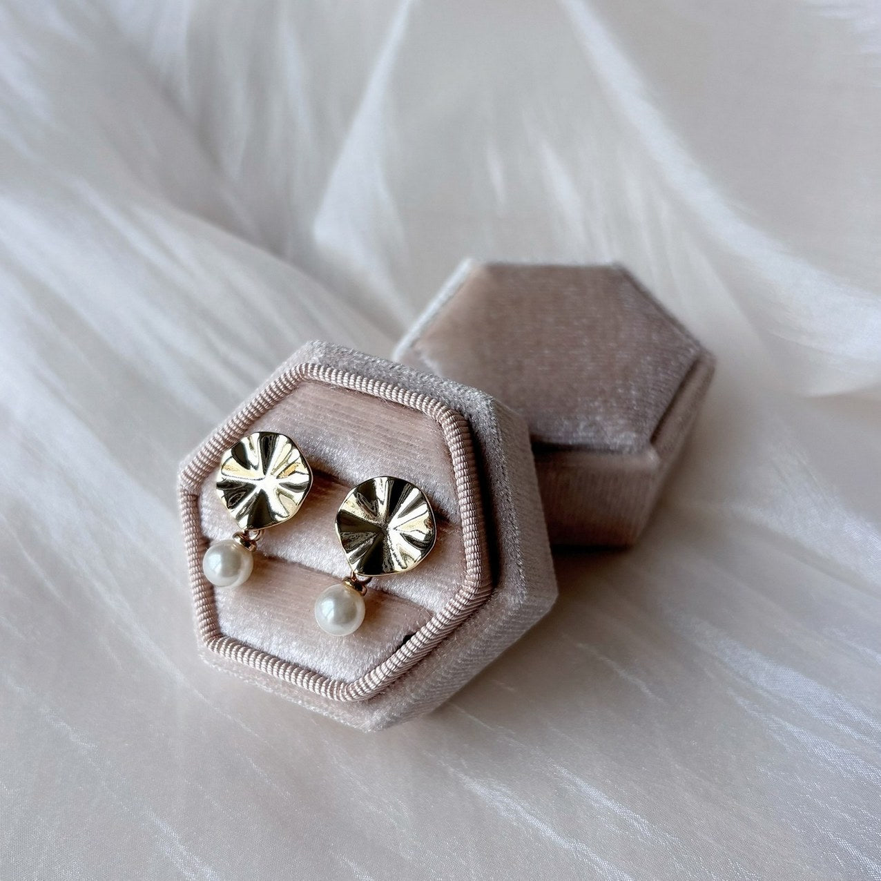 Accessoire de mariage élégant, boucles d’oreilles perle fines et raffinées, cadeau Noël femme