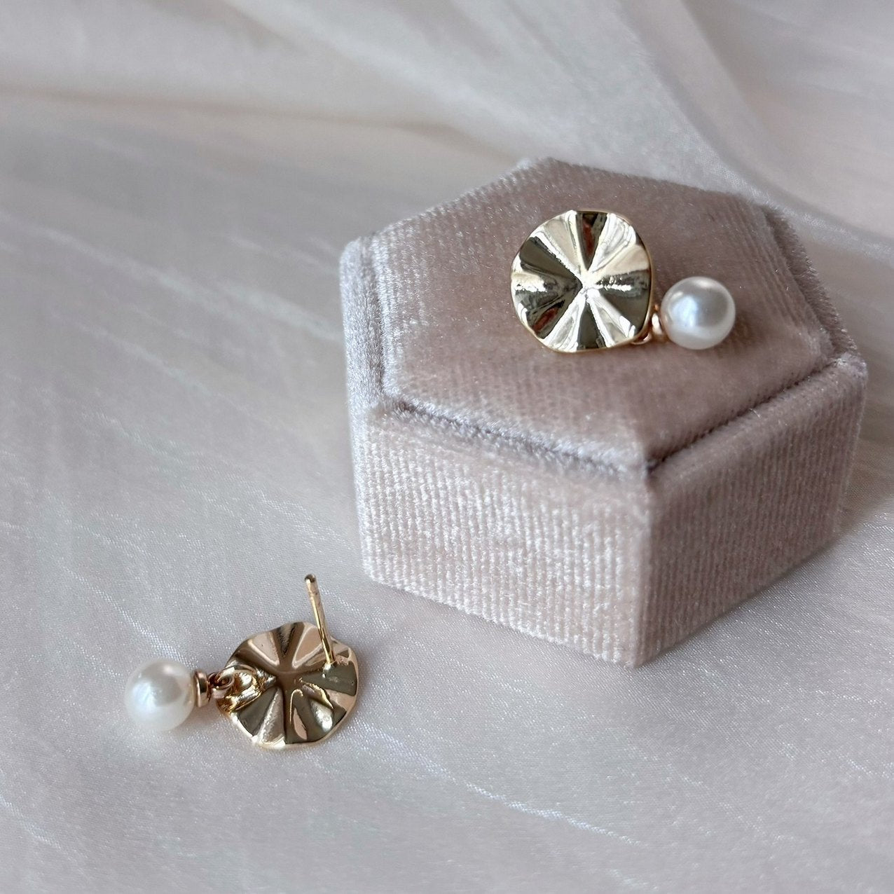 Boucles d’oreilles dorées avec perle blanche, style simple et chic pour mariée ou cadeau pour elle