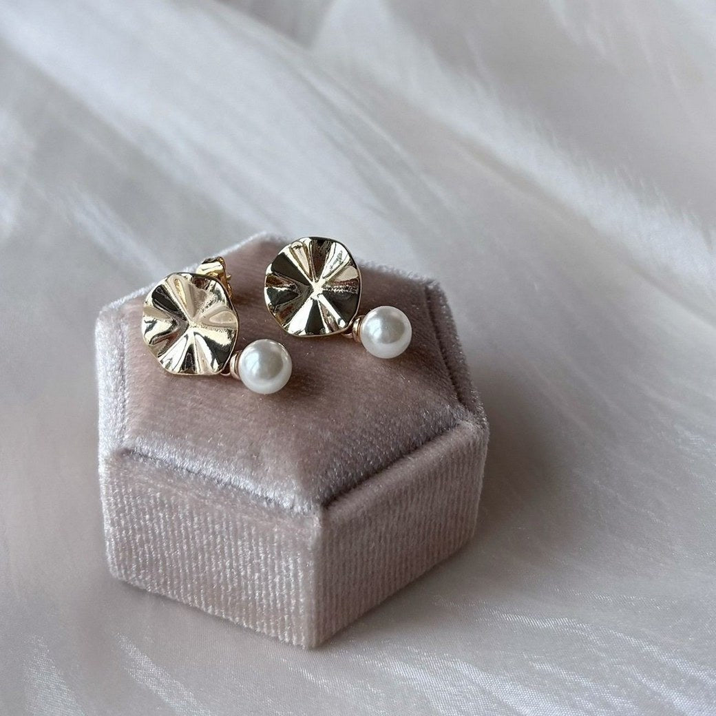 Bijou floral minimaliste pour mariée, perle blanche et doré végétal, idée cadeau raffinée