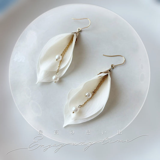 Parure mariage avec boucles d’oreilles pendantes en fleur d’arum blanche et perles.