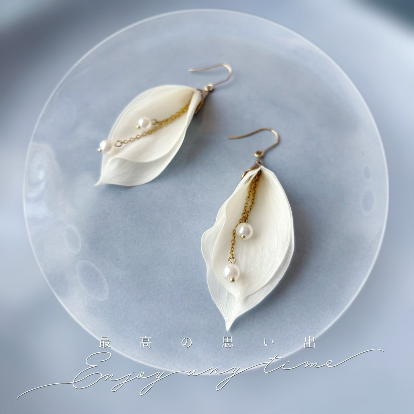 Edition Limitée - CALLA PERLE - Boucles d'oreilles mariage fleur d'arum feuille stabilisée blanche et perles pendantes Bijoux mariage chic