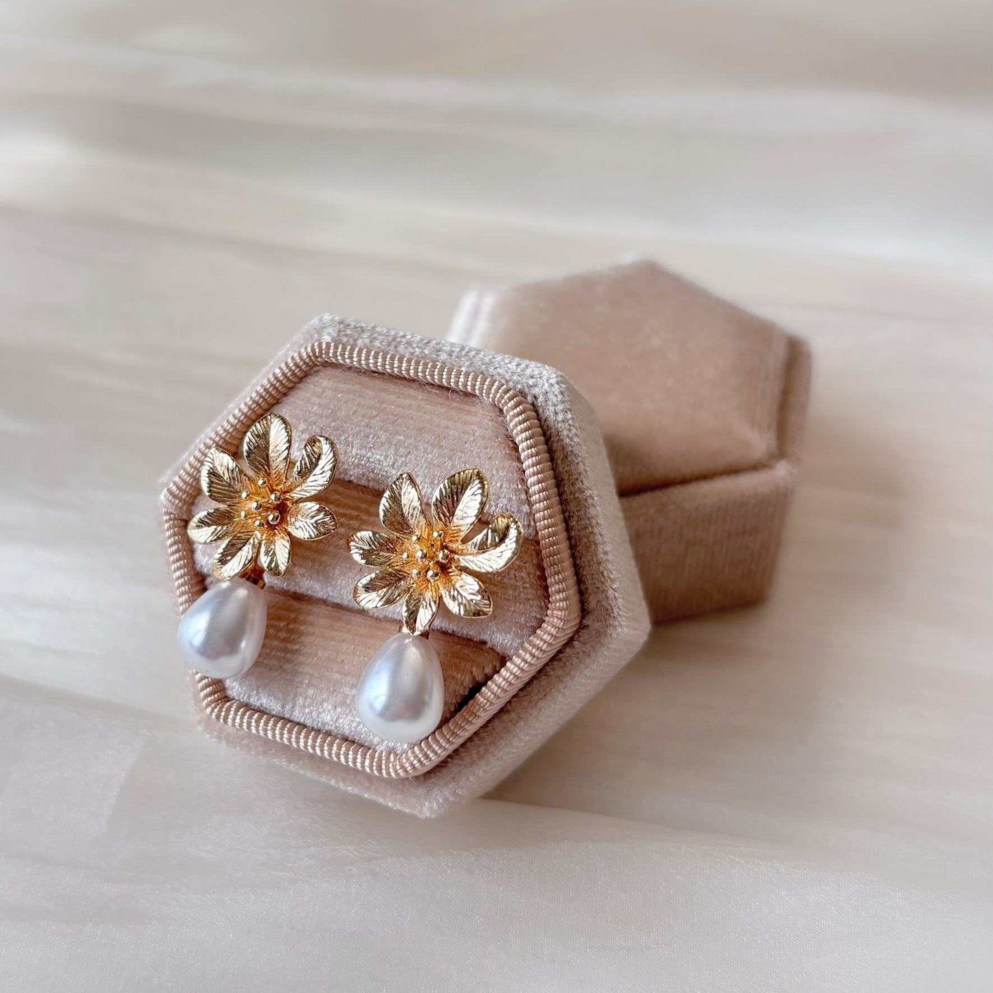 Boucles d’oreilles pour mariée en perle et fleur dorée, design raffiné.