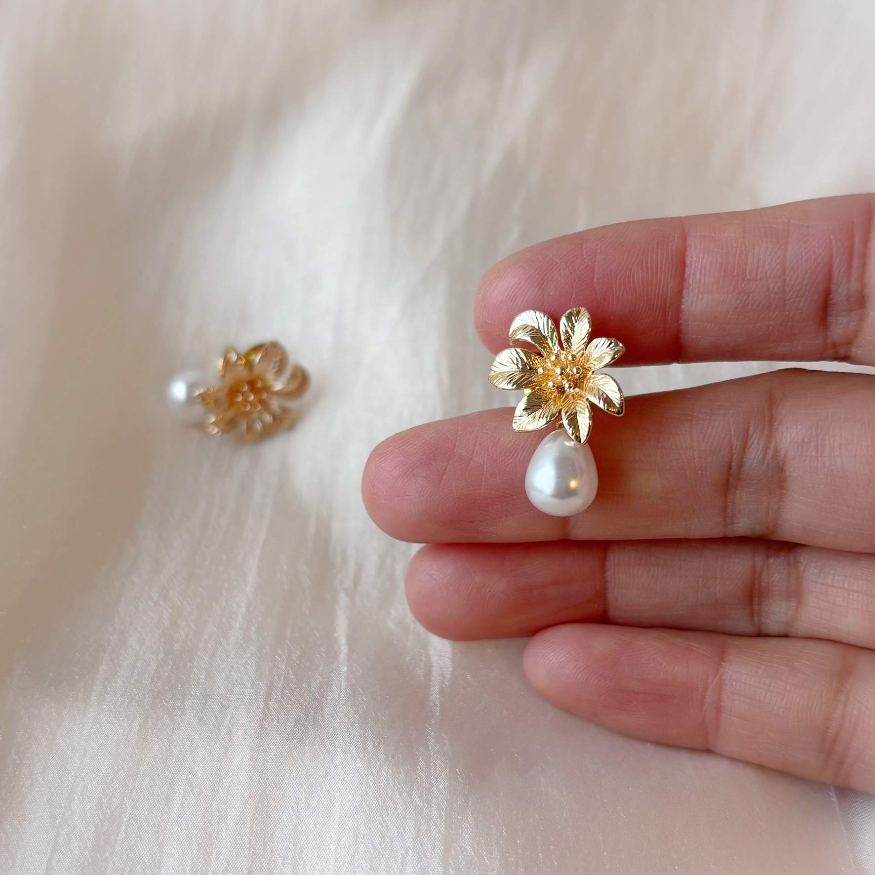 Bijoux mariage fleur, boucles d’oreilles perle pour un style chic et naturel.