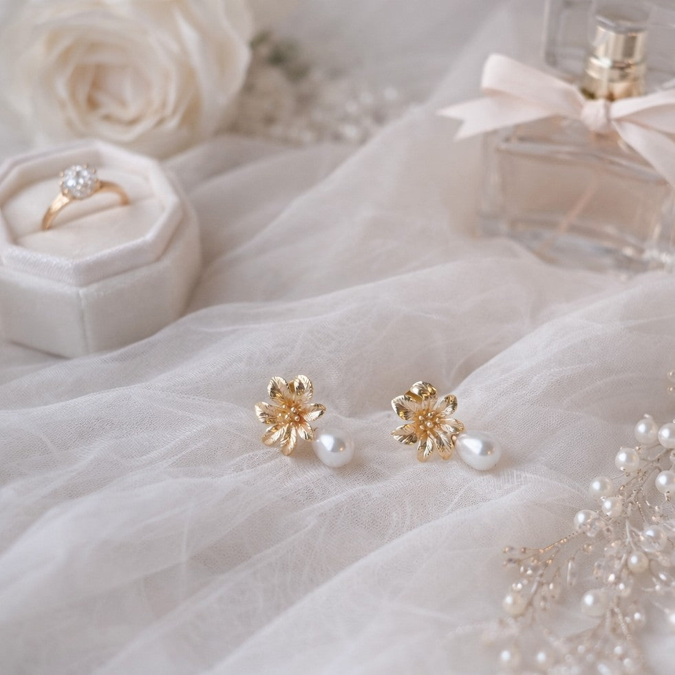 Boucles d’oreilles perle pour mariée, fleur dorée et finition artisanale.